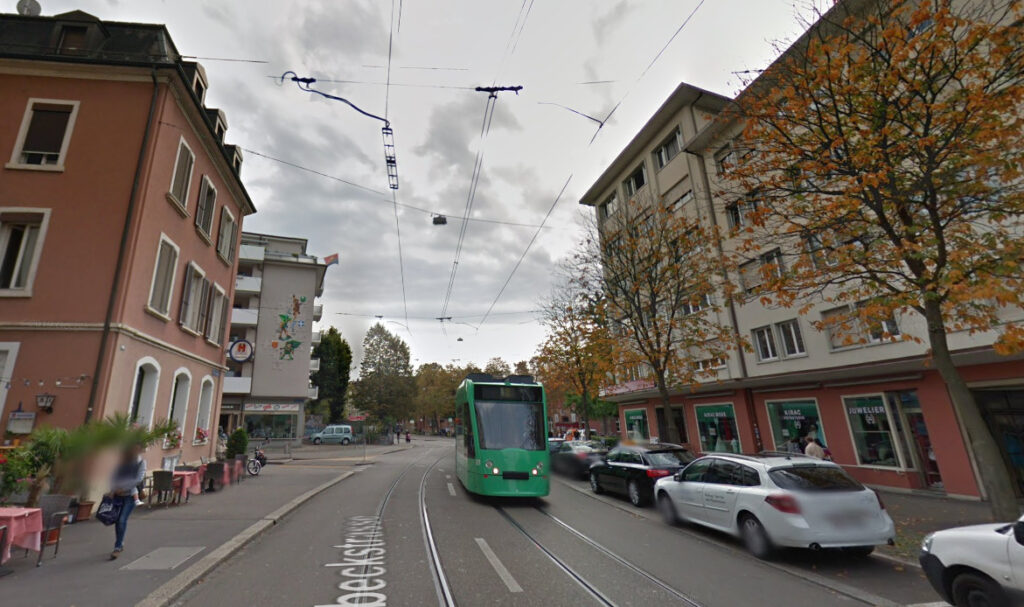 Telebasel's tweet photo. Sexuelle Befriedigung am helllichten Tag in der Tramlinie 8: Ein #Unhold befriedigt sich vor #Kleinkind – die fassungslose Mutter alarmiert die #Polizei.
https://t.co/WW2aLS9znv
#TBNews https://t.co/1p108gVi7S