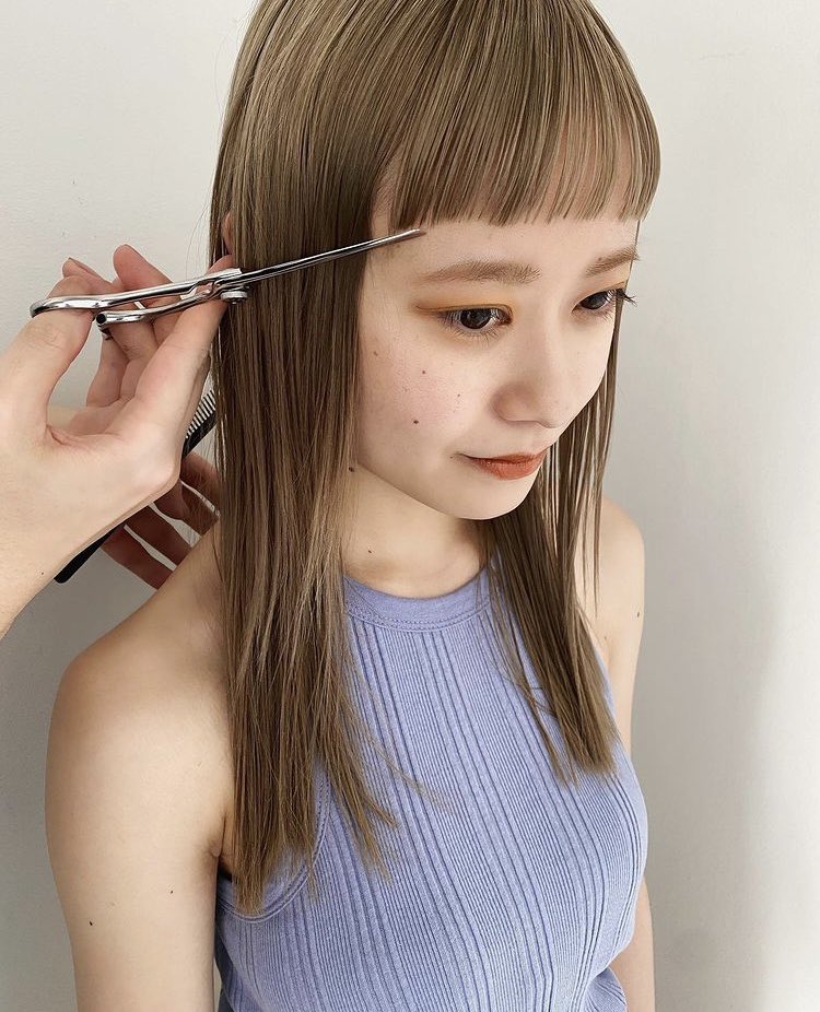 hair84979841's tweet photo. ワイドバング×オン眉
ハサミも一緒に写ってるのがユニークです！✂️
#bangcut 
https://t.co/TbPMjhKHDk https://t.co/gj4O6QmBO9