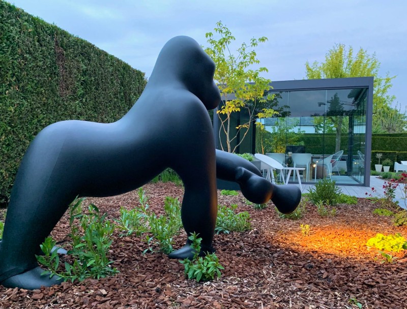 AxeswarDesign's tweet image. Happy customer met een Kong XL Outdoor in zijn tuin 🦍axeswardesign.be/nl/lamp-kong-x…