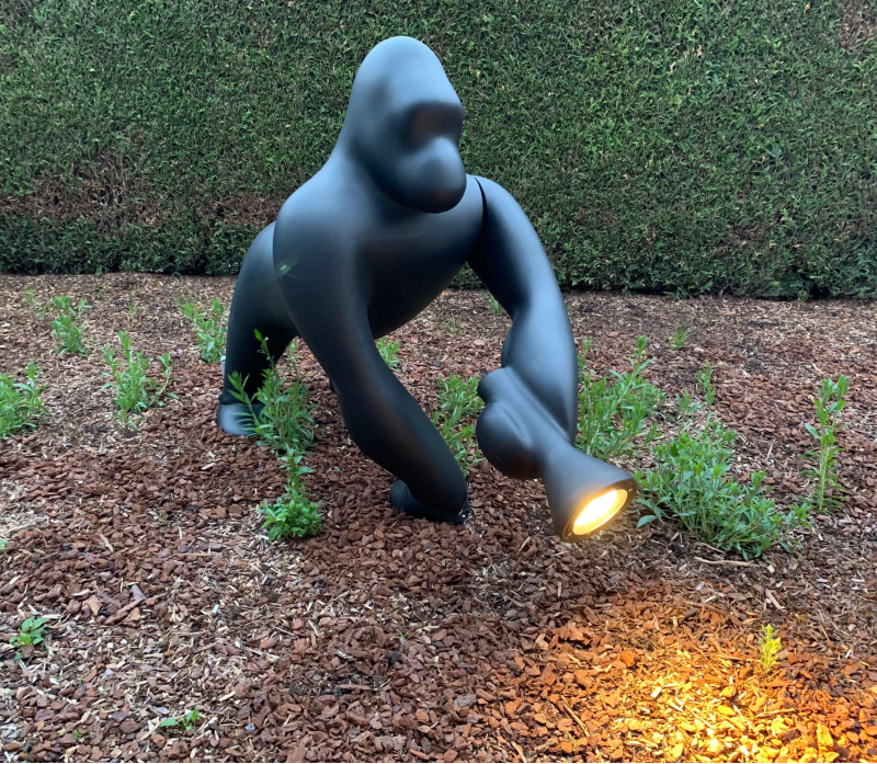 AxeswarDesign's tweet image. Happy customer met een Kong XL Outdoor in zijn tuin 🦍axeswardesign.be/nl/lamp-kong-x…