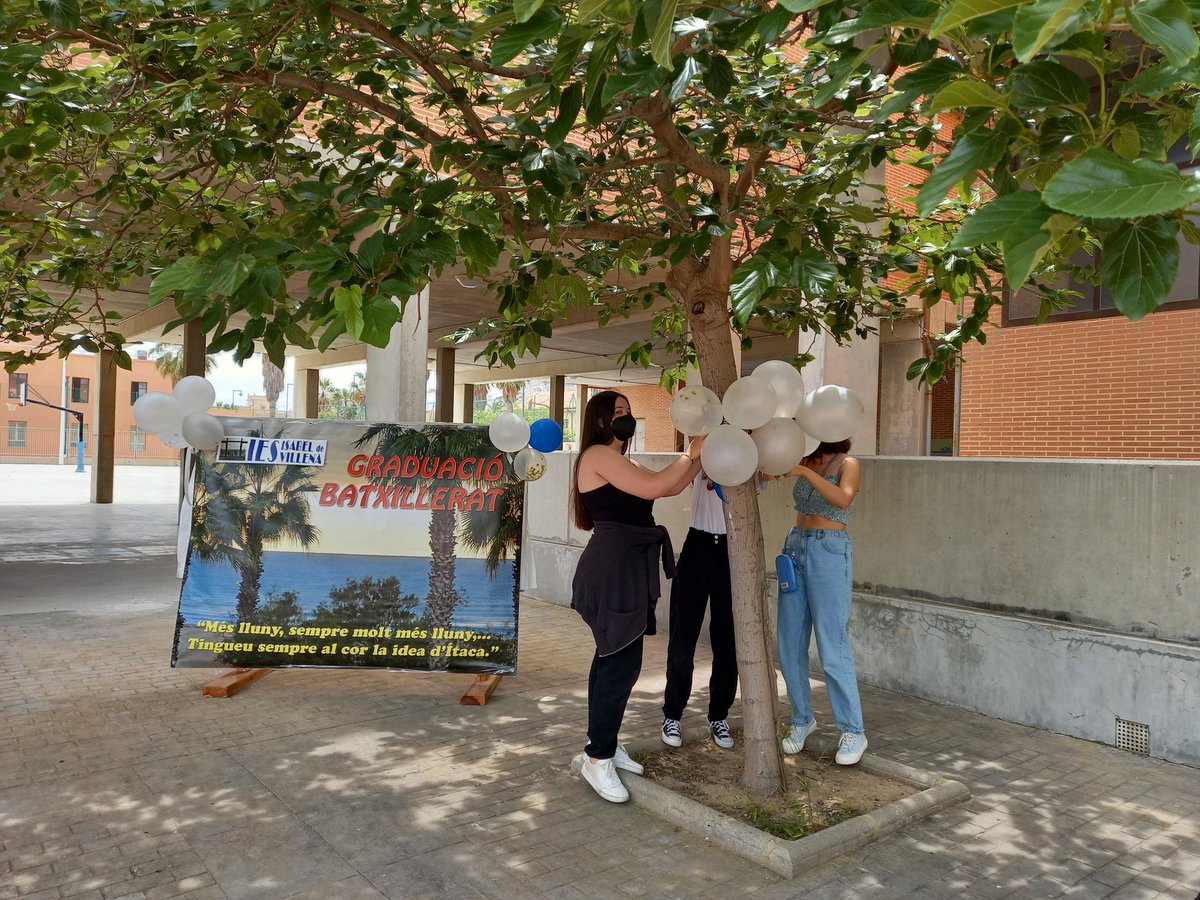 iesivillena's tweet photo. Preparant la gran festa de #batxillerat. Enhorabona graduats 2021!! https://t.co/OpbuUAb9g6