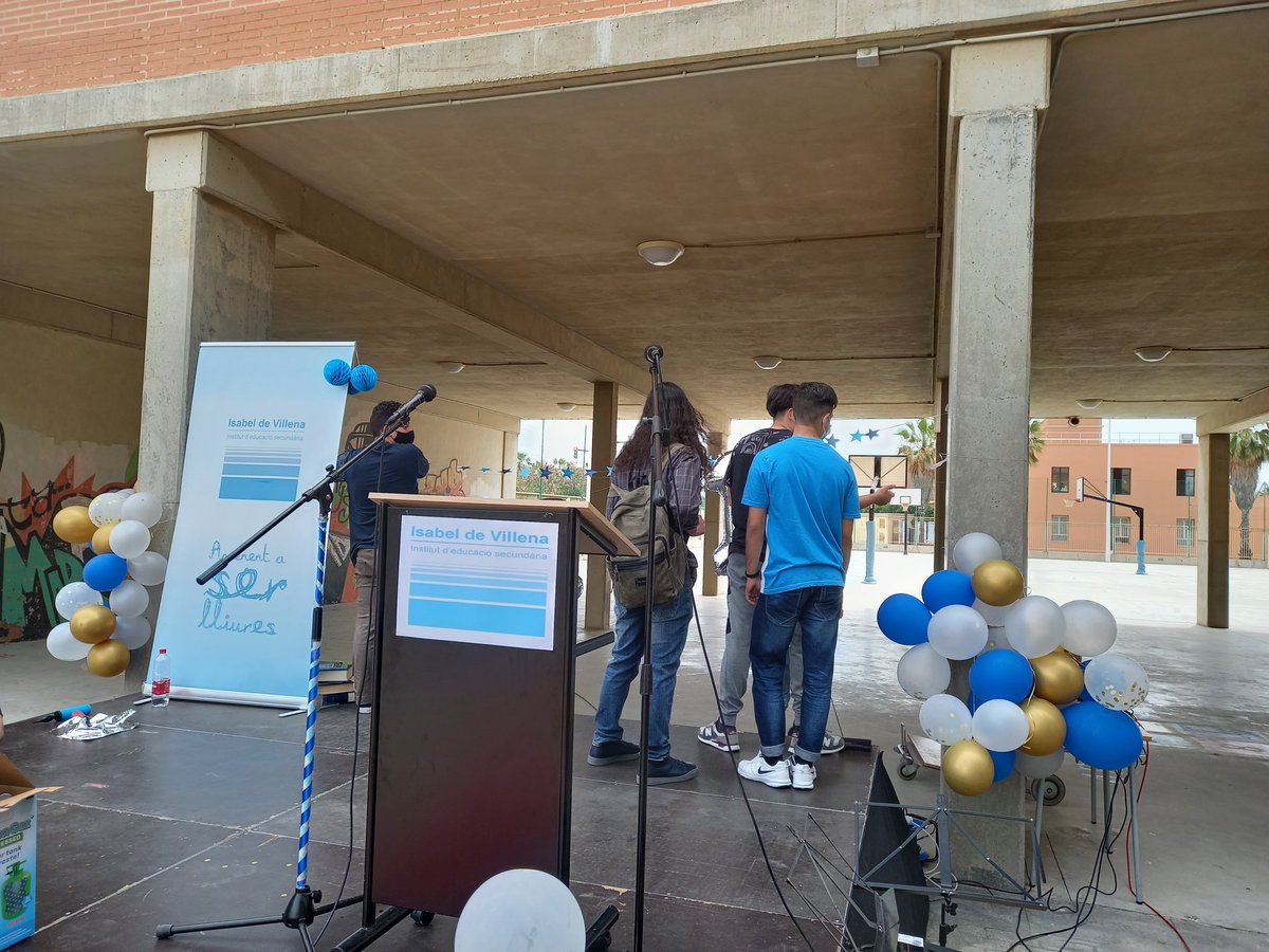iesivillena's tweet photo. Preparant la gran festa de #batxillerat. Enhorabona graduats 2021!! https://t.co/OpbuUAb9g6