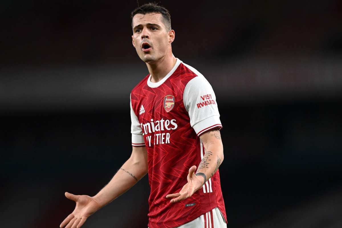 Granit Xhaka, AS Roma'nın kendisi ile ilgilendiğini öğrenince bu yaz Arsenal'den ayrılmaya hazırlanmaya ve temsilcileriyle çoktan görüşmelere başladı.

 [ DiMarzio ]