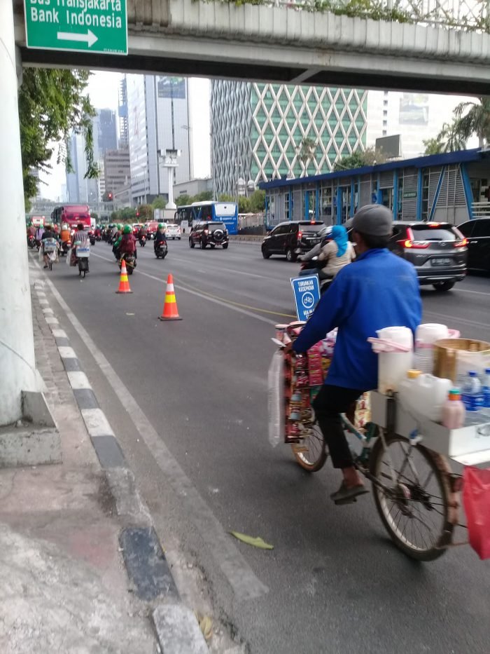 disinisadat's tweet photo. @samartemaram Pejuang anti-polusi itu yg kyk gini.

Klo itu mah pengguna mobil yg iseng2 bersepeda. Abis gowes paling sepedanya ditaruh di bagasi. 

Makanya meski bersepeda arogannya gak ilang krn merasa "sepeda gue lebih mahal dr motor lu" https://t.co/CGVN613zkf
