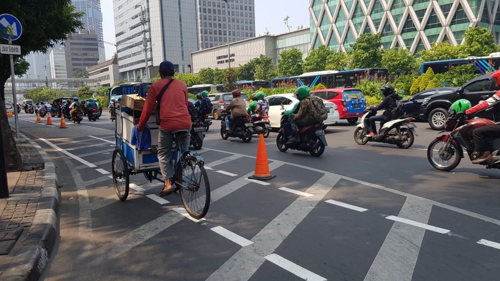 disinisadat's tweet photo. @samartemaram Pejuang anti-polusi itu yg kyk gini.

Klo itu mah pengguna mobil yg iseng2 bersepeda. Abis gowes paling sepedanya ditaruh di bagasi. 

Makanya meski bersepeda arogannya gak ilang krn merasa "sepeda gue lebih mahal dr motor lu" https://t.co/CGVN613zkf