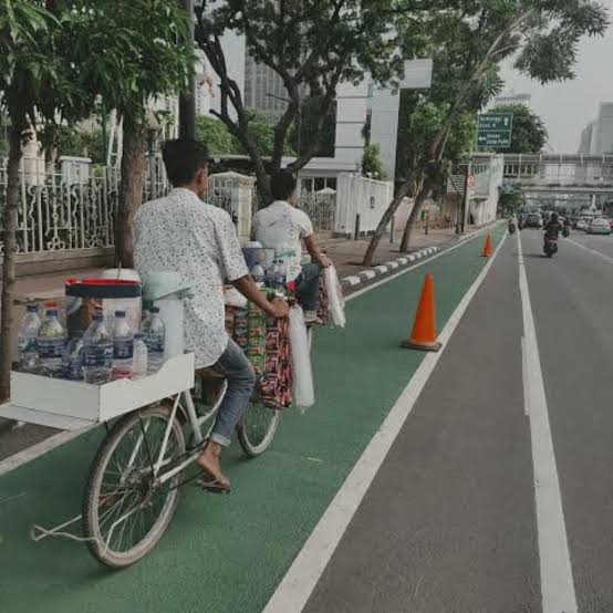 disinisadat's tweet photo. @samartemaram Pejuang anti-polusi itu yg kyk gini.

Klo itu mah pengguna mobil yg iseng2 bersepeda. Abis gowes paling sepedanya ditaruh di bagasi. 

Makanya meski bersepeda arogannya gak ilang krn merasa "sepeda gue lebih mahal dr motor lu" https://t.co/CGVN613zkf