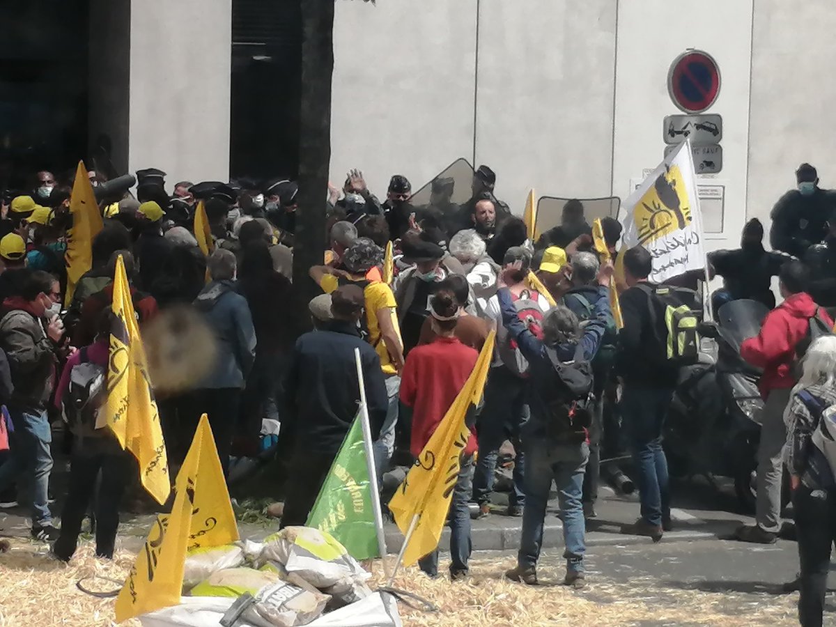 La réponse du gouvernement à la non-violence de la <a href="/ConfPaysanne/">Conf' Paysanne</a>, c'est la répression violente et sans dialogue ! #ChangeonsDePAC