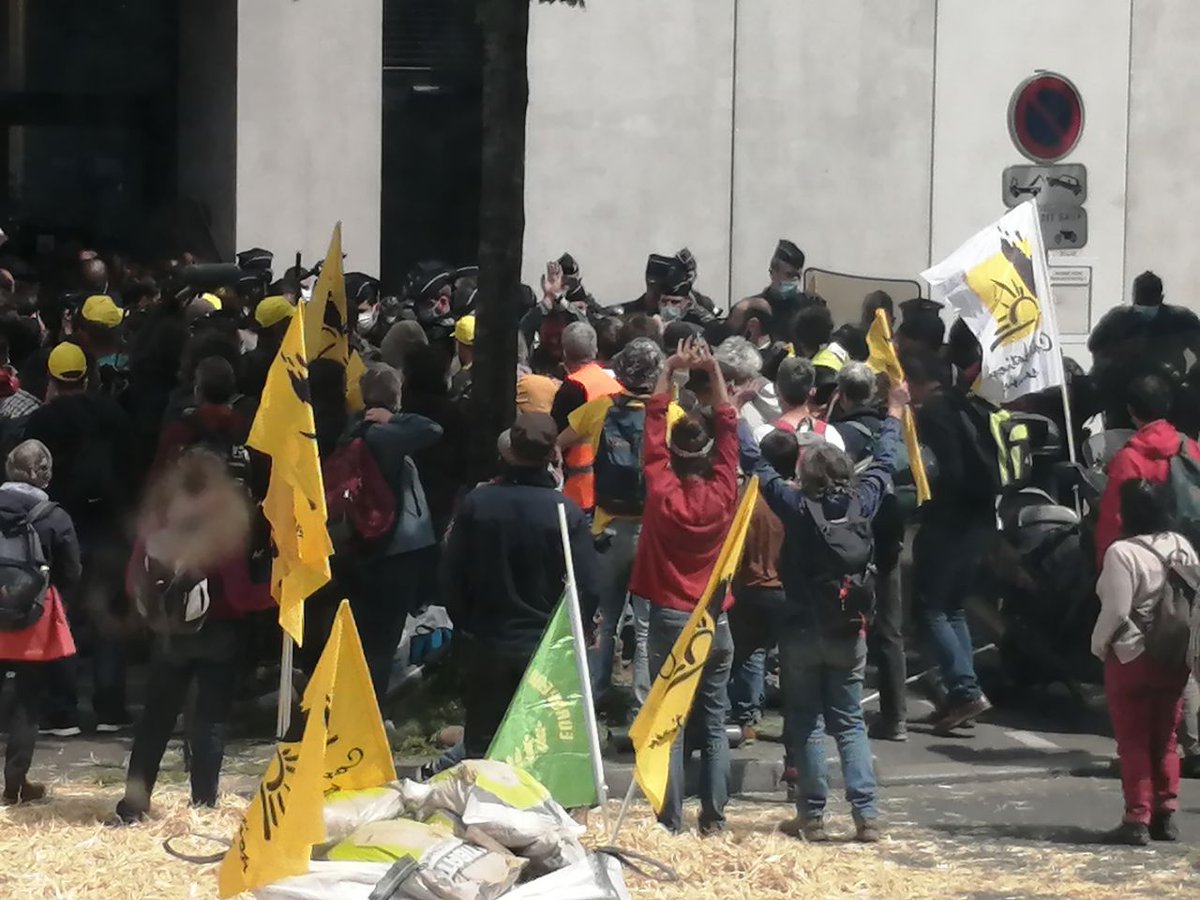 Très violente charge des forces de l'ordre à l'intérieur de #Pôle emploi et à l'extérieur. "Non violence" crient les 200 militants et militants de la <a href="/ConfPaysanne/">Conf' Paysanne</a> 
A la demande de dialogue le <a href="/gouvernementFR/">Gouvernement</a> répond par la répression  #PACPourlEmploi