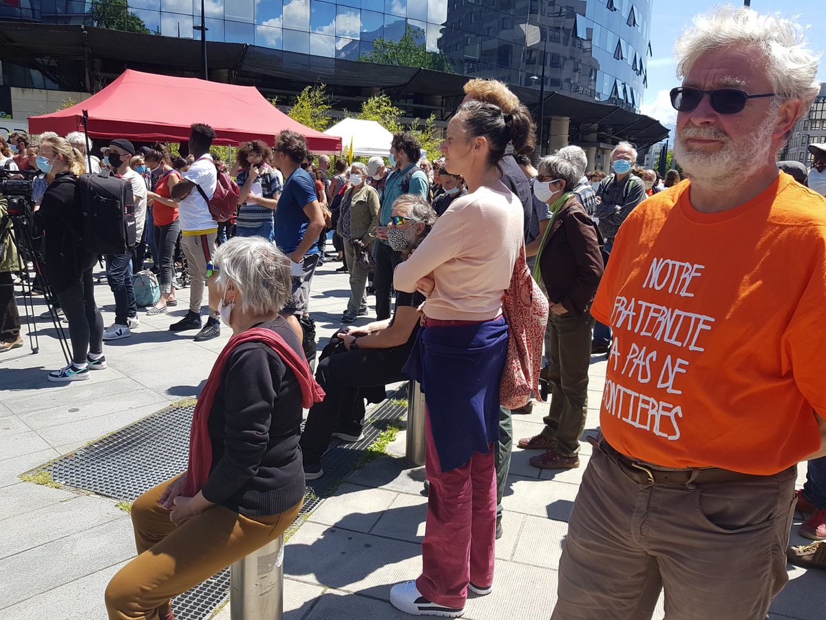 eccapita's tweet photo. #Grenoble : avant le procès en appel des "7 de #Briançon", un rassemblement de soutien devant le palais de justice 
https://t.co/lcS7G54R8U https://t.co/VAfG2wELjW