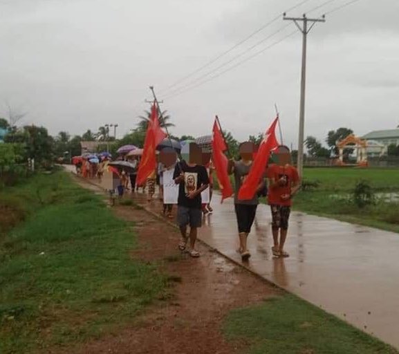 QueenVeronicaQV's tweet photo. Marching in the evening rain to oppose the fascist military regime by the locals from KaHtaungNi village in #Launglon. 

#May27Coup 
#WhatsHappeningInMyanmar https://t.co/KJ1ZmnNekX