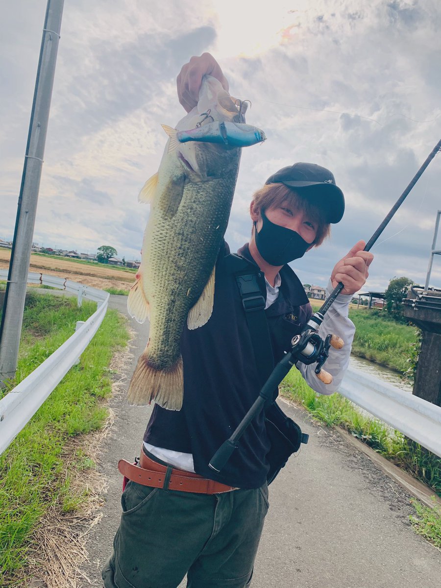 s14hirokawa's tweet photo. #バス釣り
#jointedclow178 
#mcパフォーマー
#魚と勝負しろ
流れ込みからでてきました🤤🎣
測り見間違えの53センチで
自己記録更新🤘 https://t.co/TafLEGcx8W