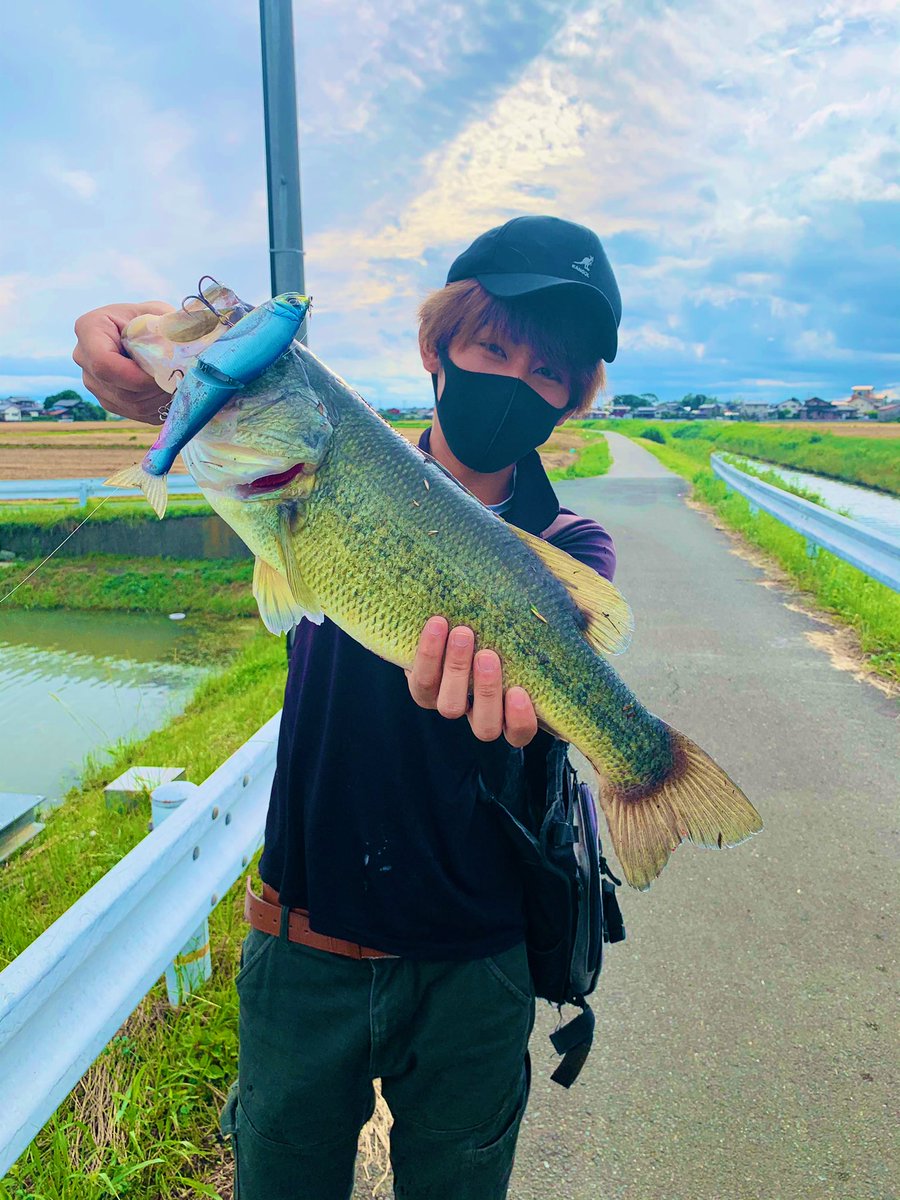 s14hirokawa's tweet photo. #バス釣り
#jointedclow178 
#mcパフォーマー
#魚と勝負しろ
流れ込みからでてきました🤤🎣
測り見間違えの53センチで
自己記録更新🤘 https://t.co/TafLEGcx8W