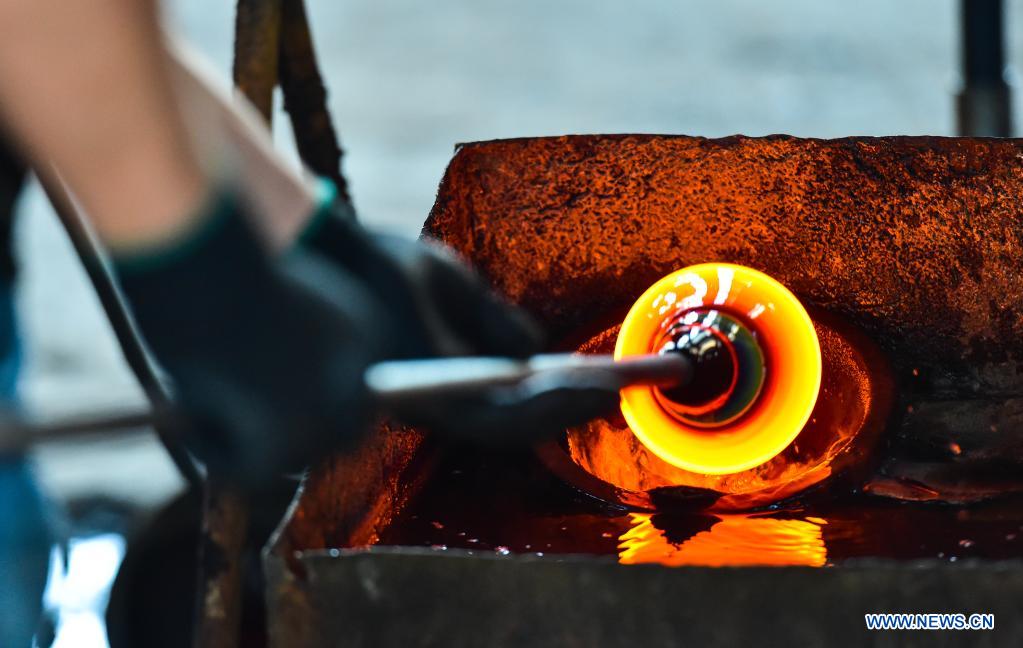 justsmmpro's tweet photo. Workers are making glassware in Qixian county in Shanxi province. Glassware produced here has been exported to over 80 countries and regions. https://t.co/HxBRxGO8sL