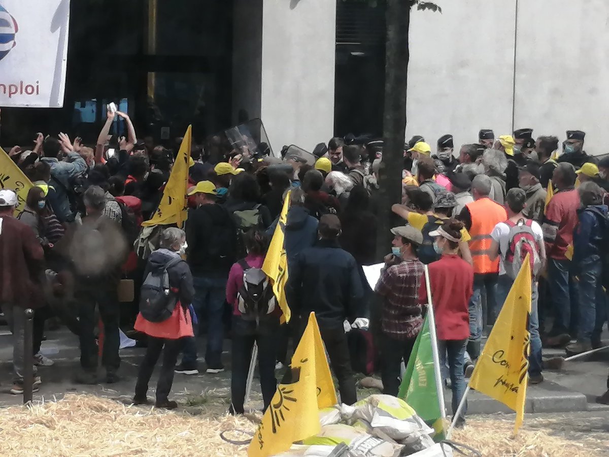 Pac: énième plan de licenciement ou réforme d'une PAC plus juste ? <a href="/EmmanuelMacron/">Emmanuel Macron</a> <a href="/Elisabeth_Borne/">Élisabeth BORNE</a> <a href="/J_Denormandie/">Julien Denormandie</a> #PacSociale #ChangeonsDePAC