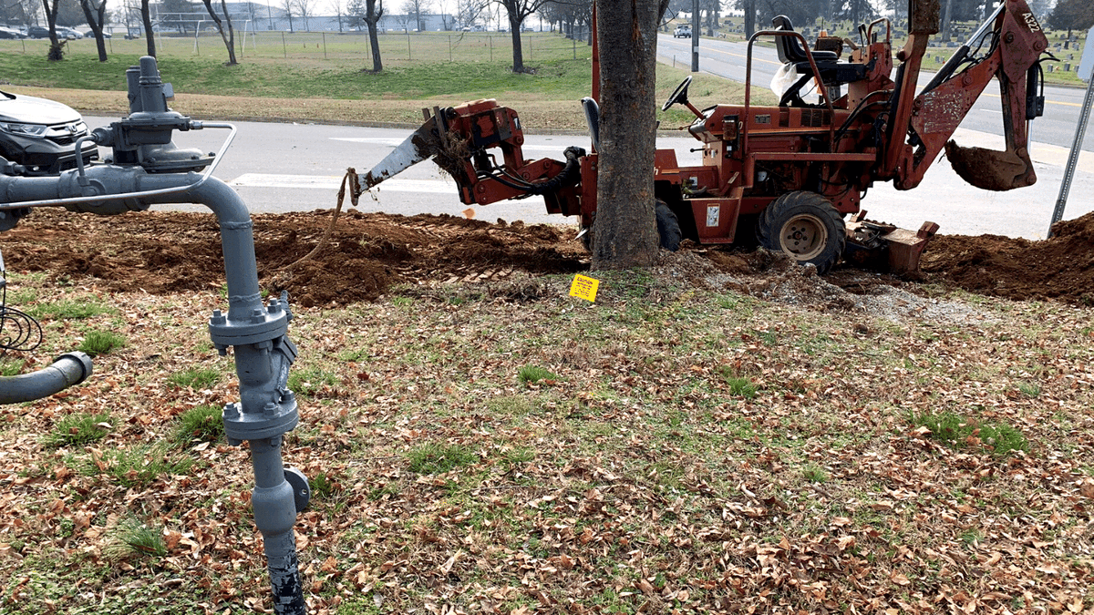 Tennessee811's tweet photo. What's wrong here? What should we do to make it a safer excavation? #ToleranceZone #RespectTheMarks https://t.co/UQCdIx2zHW
