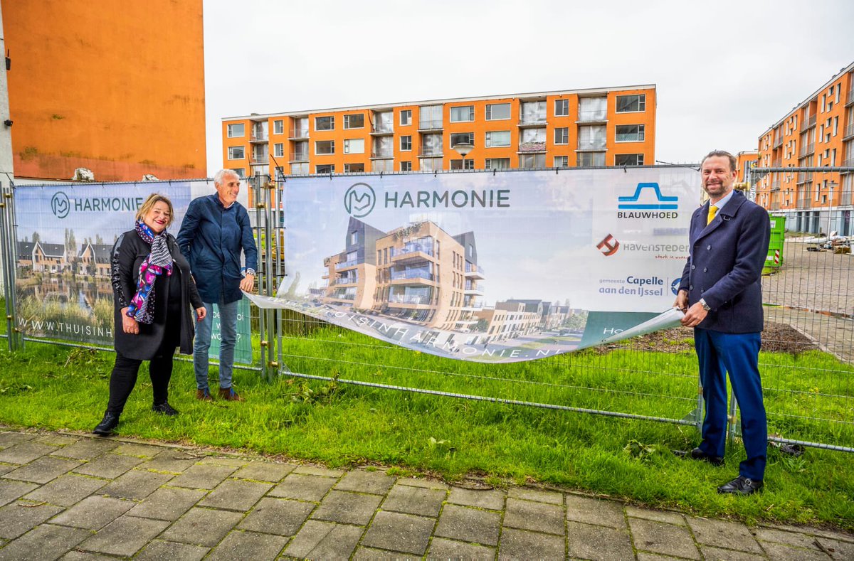 Vandaag hebben <a href="/HedyvandenBerk/">Hedy van den Berk</a>  Wethouder <a href="/MStruijvenberg/">MStruijvenberg</a> en <a href="/Phillipsmits/">Phillip Smits</a> de overdracht van het vastgoed aan <a href="/Blauwhoed/">Blauwhoed</a> met het onthullen van 2 bouwdoeken, gemarkeerd. #Havensteder zorgt daarnaast voor 56 nieuwe woningen die weer voldoen aan de eisen van deze tijd. #harmonie