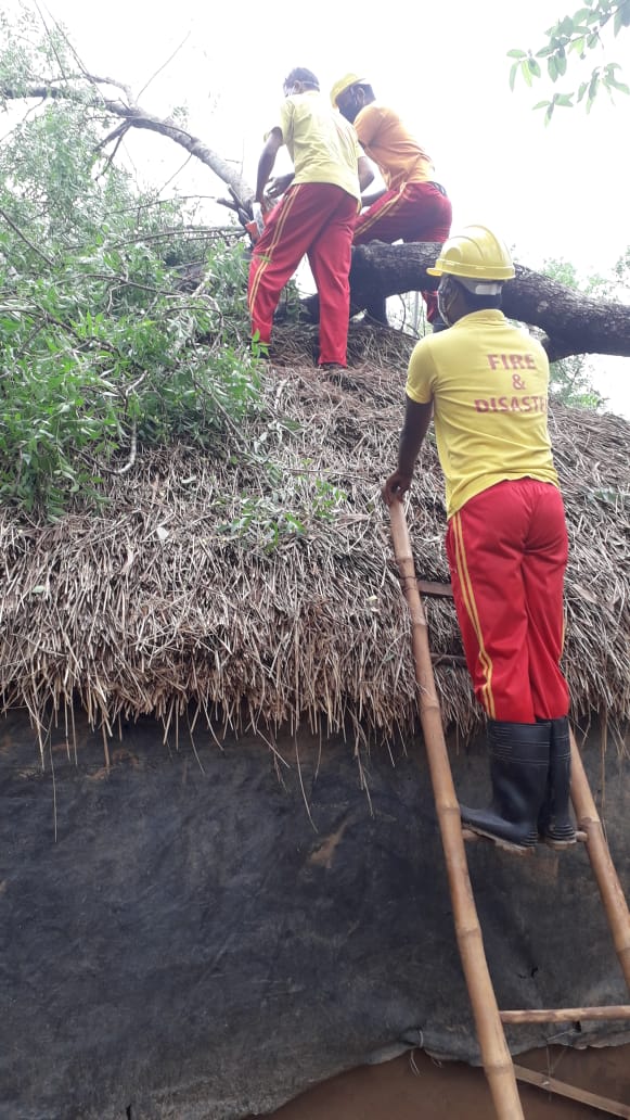 cfo_odisha's tweet photo. Fireman: a friend in need,a friend indeed.Fireman trying carefully to save the hut of a poor man in Balesore district aftermath "Yaas"@DGFS_HGs_CD
@IPR_Odisha @SRC_Odisha @homeodisha https://t.co/W3miu8IluM