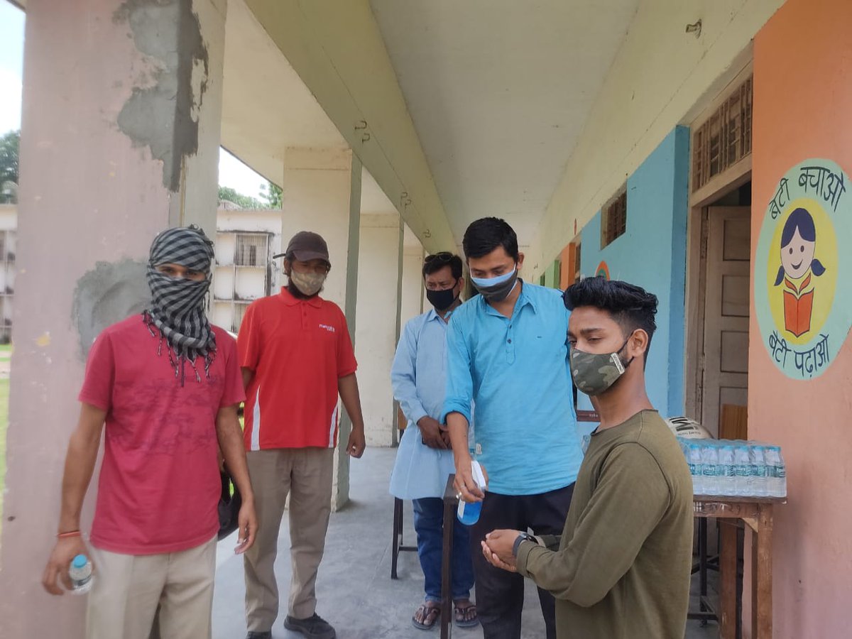 #सेवा ही संगठन #
आज दिनाँक 27/05/2021 को भारतीय जनता युवा मोर्चा के द्वारा प्रदेशभर में चल रहे सेवा ही संगठन कार्यक्रम के तहत राजकीय इंटर कॉलेज कालाढुंगी के वैक्शिनेशन सेन्टर में  हॉस्पिटल स्टाफ व वैक्सीन लगाने के लिये आये लोगों को पानी,मास्क वितरित किये गये व सेनिटाईज भी किया