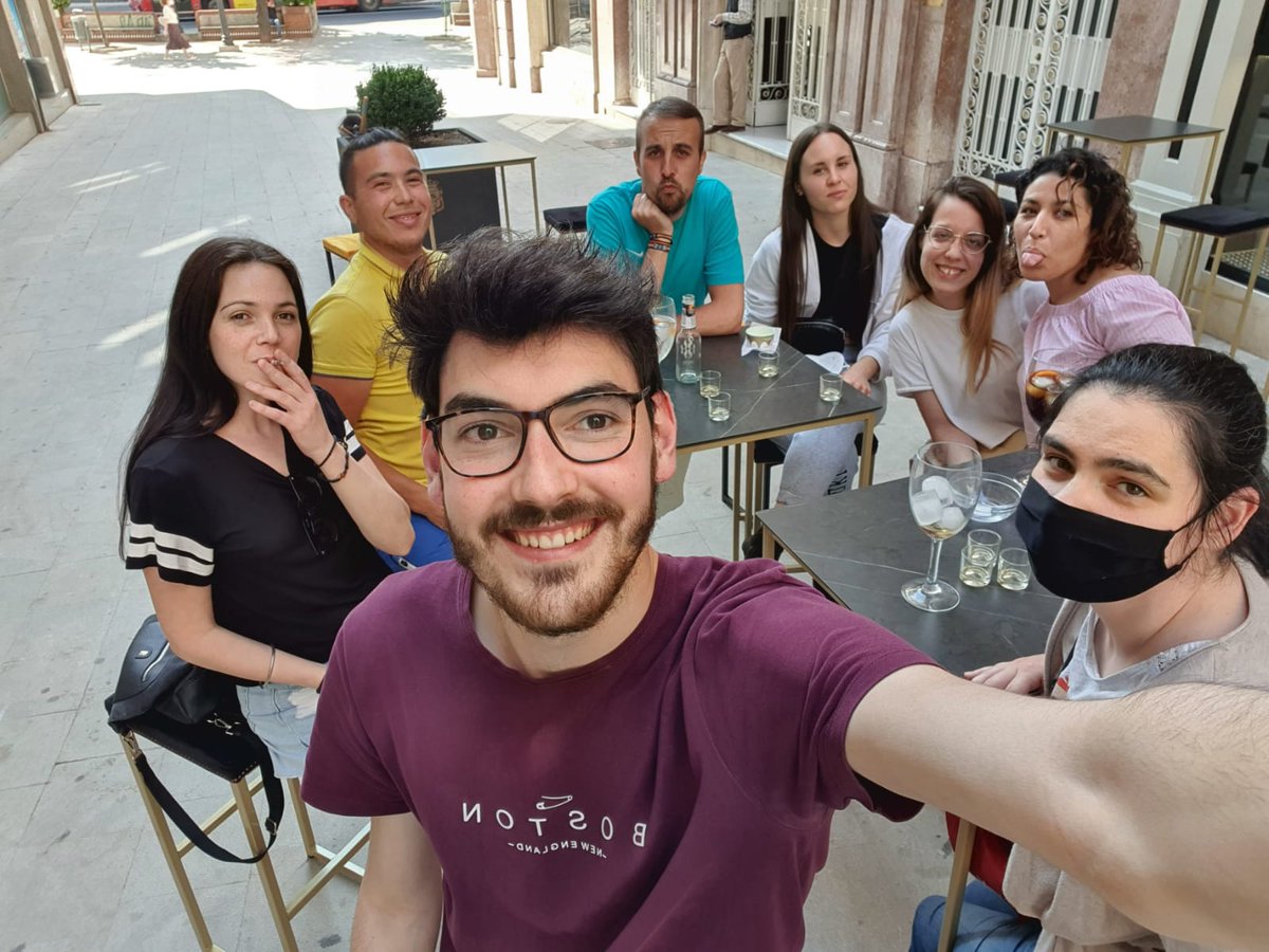 Terminamos el primer curso de nuestra #FamiliaCartuja. Porque estudiar así es más divertido... 

#LosQueNoSalenEnLasFotosTambiénSonFamiliaCartuja

<a href="/sanchezbo_jose/">Jose Sánchez</a> <a href="/laji_elena/">Elena Latorre</a> @Marina_C_I <a href="/AlfonsoLatJim/">Alfonso Latorre</a> <a href="/albacastediaz/">Alba Castellano</a> @Laura_merirom <a href="/jadeelmlaky/">Jade M</a> <a href="/PenelopeFerSor/">Penelope Fernandez</a> <a href="/guiller_af/">Guillermo Valenzuela Romera</a>