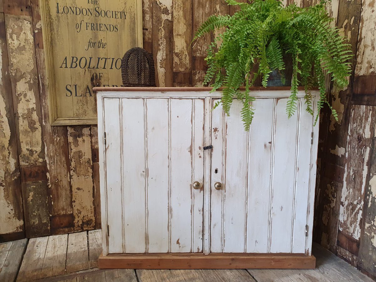 ReginaldBallum's tweet photo. pretty tongue and groove shelved kitchen cupboard
#cupboards #kitchencupboard #pantrycupboard #kitchen #storagesolutions #storageinspo #freestandingkitchen #rusticstyle #countrykitchen #eclectichome https://t.co/XXYU1Edw9u