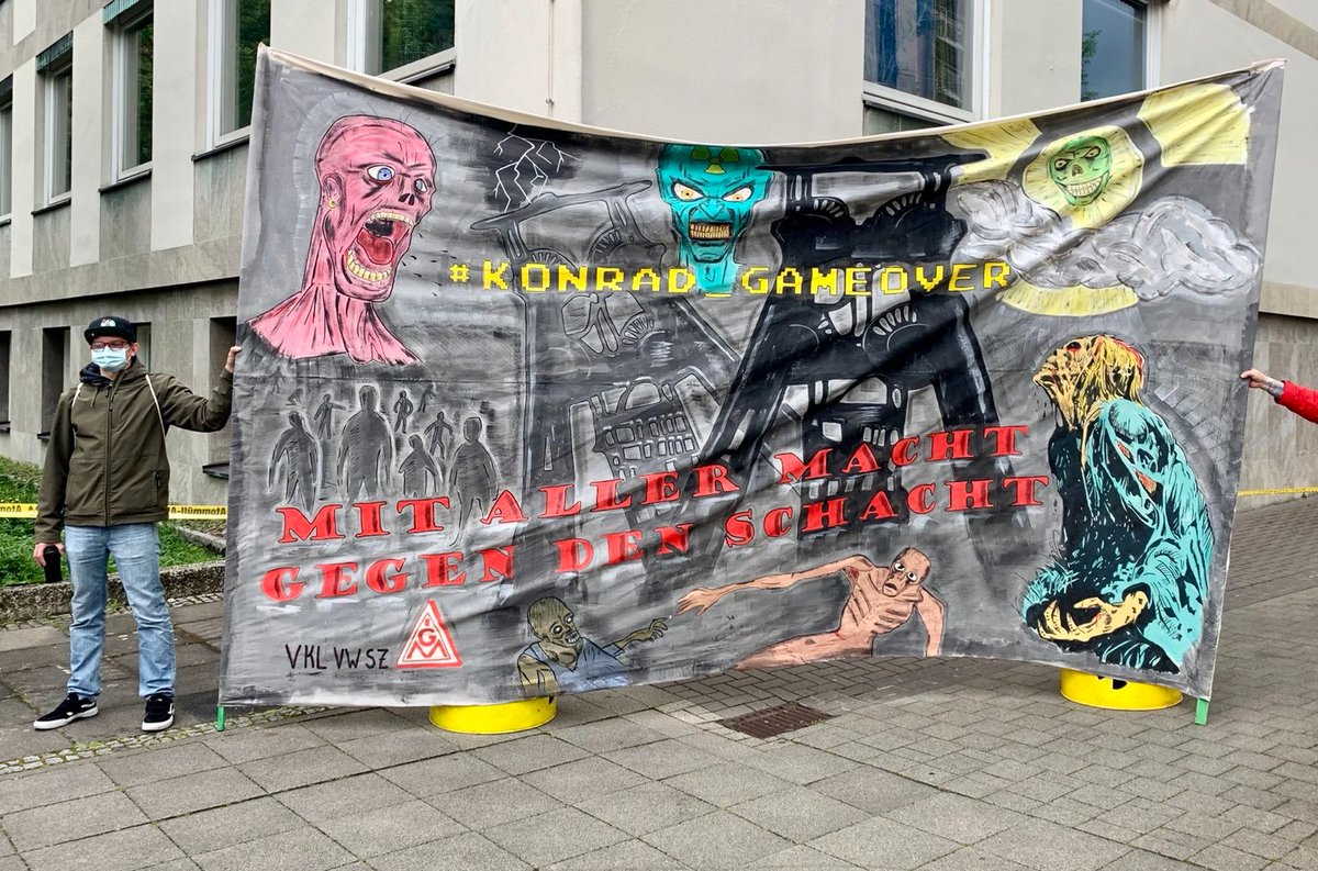 konrad_gameover's tweet photo. Heute wurde beim Niedersächsischen Umweltministerium @OlafLies der Antrag auf Widerruf des Planfeststellungsbeschlusses für Schacht Konrad eingereicht! - https://t.co/KFcW2bAd7Z #konrad_gameover #antiatom #atommüll #endlagersucher https://t.co/fRUpR1hzXn