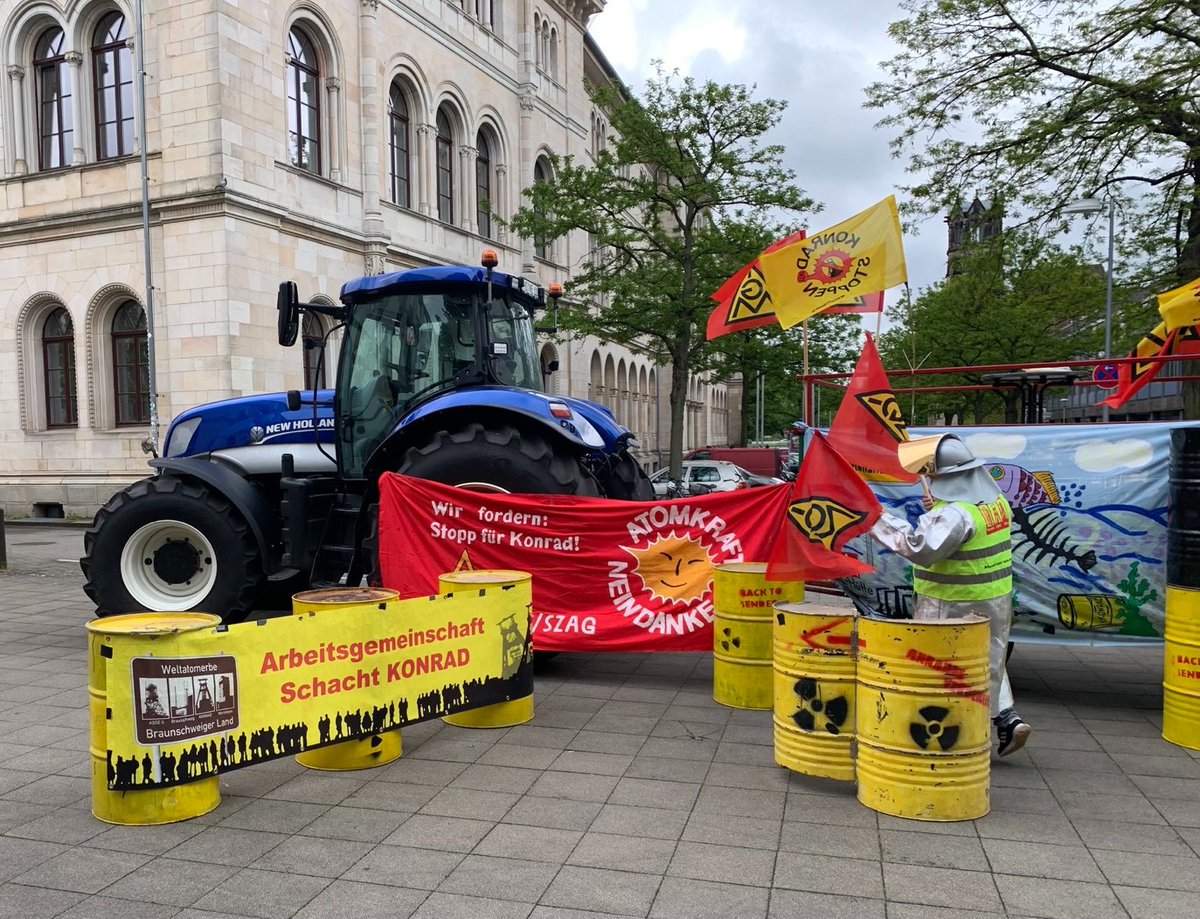 konrad_gameover's tweet photo. Heute wurde beim Niedersächsischen Umweltministerium @OlafLies der Antrag auf Widerruf des Planfeststellungsbeschlusses für Schacht Konrad eingereicht! - https://t.co/KFcW2bAd7Z #konrad_gameover #antiatom #atommüll #endlagersucher https://t.co/fRUpR1hzXn