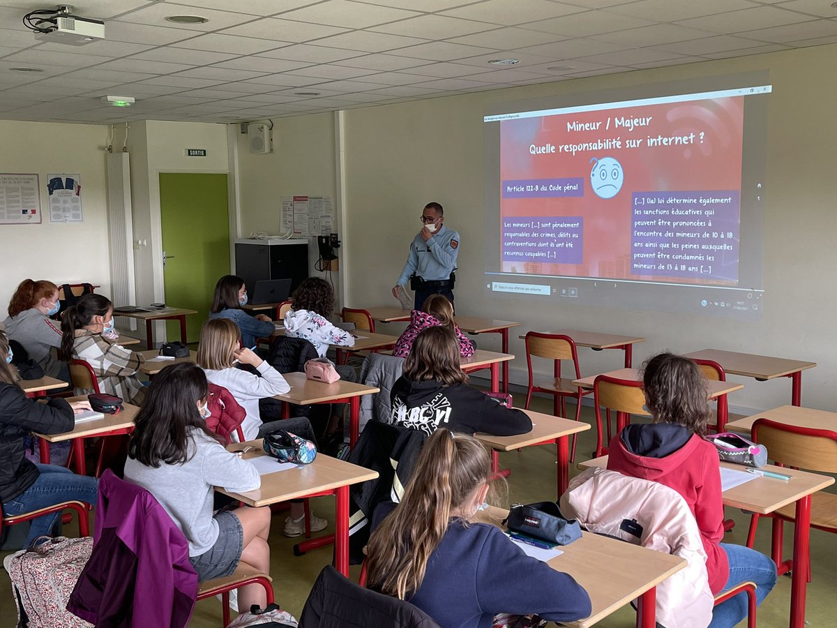 Louispergaud03's tweet photo. #fakenews #cyberharcelement #risquesInternet Qui a un compte sur une réseau social ? Qui connaît tous ces amis sur internet ? Qui a déjà posté des photos sans autorisation ? Merci au Gendarme Pineau pour cette information à tous nos élèves. @DSDEN_03 @acclermont @gendarmerie https://t.co/ZvVNwtadCo