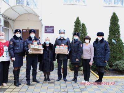 Полицейские Новороссийска поздравили воспитанников центра реабилитации с наступающим Новым 2 mykray.info/news/policeisk…