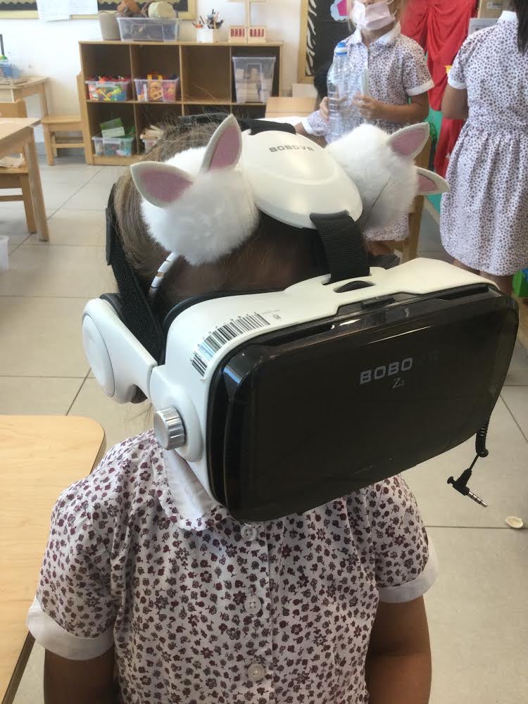 FS2E have been enjoying a virtual reality experience using our “VR Goggles”.  We have been watching bees flying and ways how we can help bees survive.