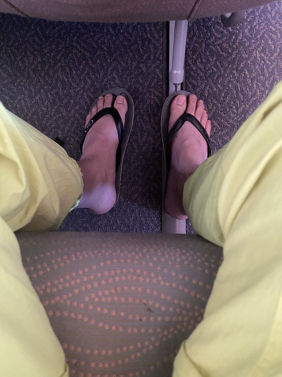 WANGJINGYU2001's tweet photo. 迪拜警方在昨天晚上用头套把我眼睛遮挡后转移到其他监狱，在今天当地时间10:00左右未经任何说明直接把我押赴机场，不由分说把我送上前往伊斯坦布尔的飞机，目前我已经顺利抵达，迪拜警方的卑劣行径骇人听闻，拒绝归还我所有的个人物品，就连我的衣服，鞋都不归还，导致现在还穿着监狱拖鞋和破烂衣服！ https://t.co/0tUsqW90Oc