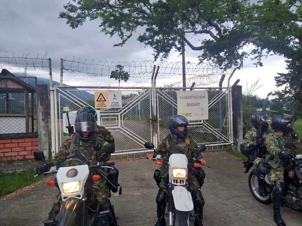 Ejercito_Div5's tweet photo. Desde la #OctavaBrigada seguimos trabajando por la seguridad de los activos estratégicos, nuestros hombres de la motorizada del #BASPC8, hacen presencia en Armenia #Quindío, verifican su estado y evitan cualquier acto delictivo.
#YoProtejoMiPaís https://t.co/AUJlBVnyCl