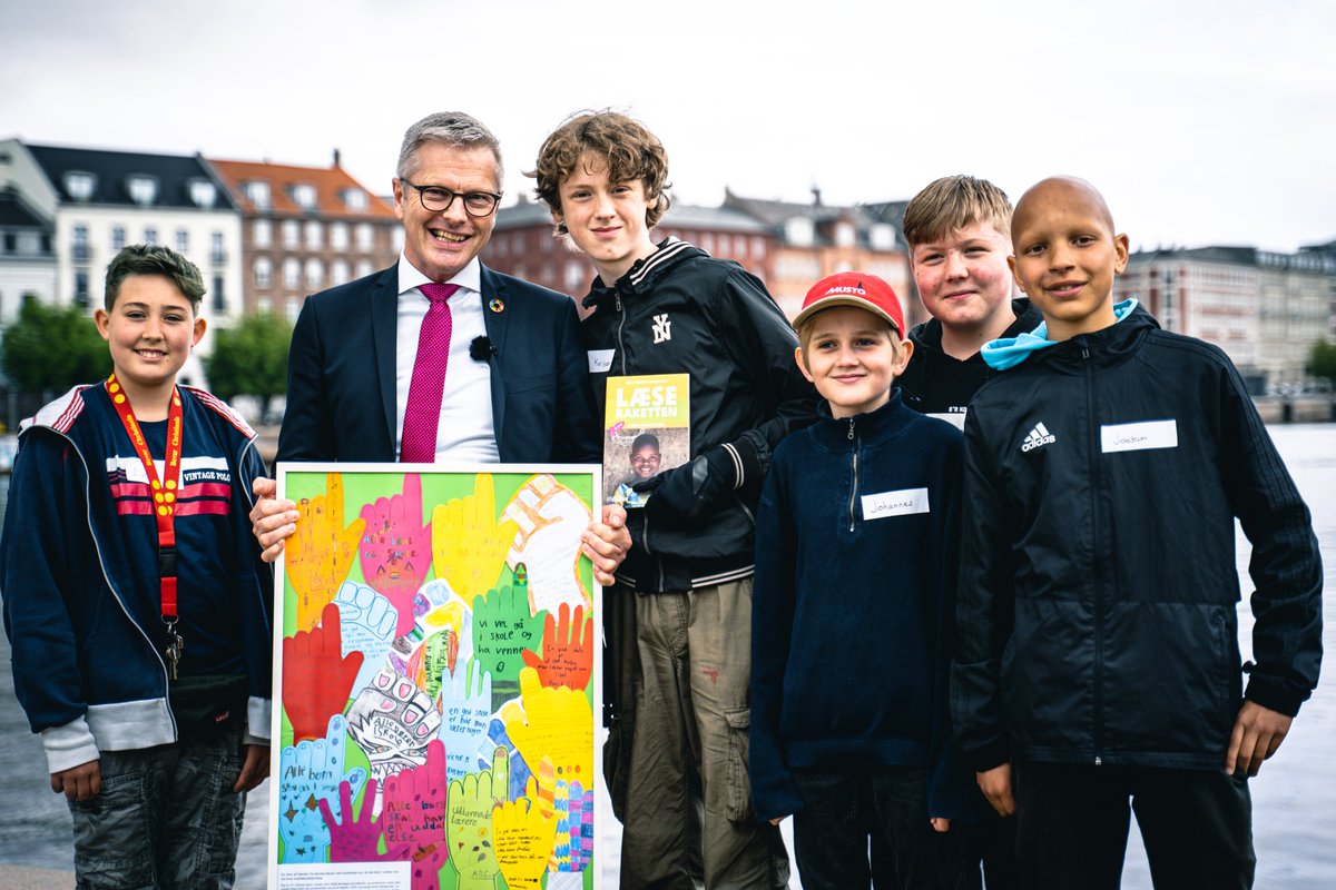 OxfamDanmark's tweet photo. "Man følte sig jo helt vigtig," sagde Lucas under en 
snak om retten til en god uddannelse med udviklingsminister @FlemmingMM og elever fra Christianshavns skole. #SDG4 #dkpol #dkaid
@DanishMFA https://t.co/Pup61emNce