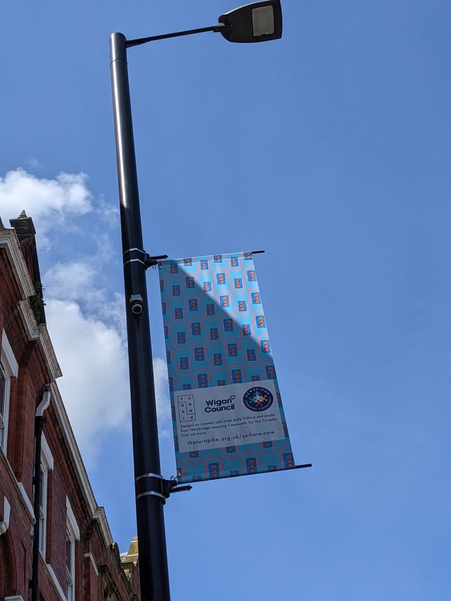 US HERE NOW - have you spotted these beautiful banners on Bradshawgate? They were created by learners @NewbridgeSLS with artist Sally Gilford last term! Thanks to support from @WiganCouncil #Screenprint #CreativeSchools @CuriousMindsNW