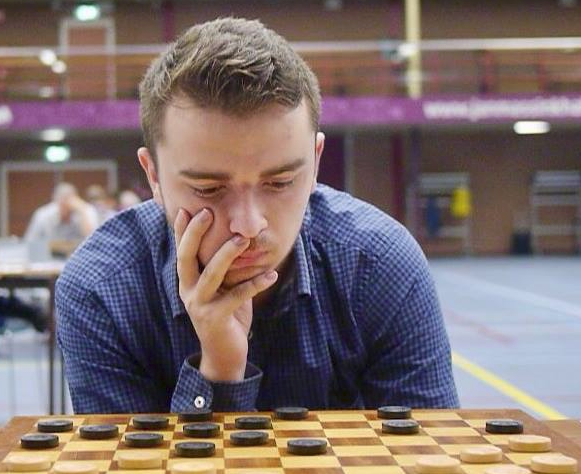 FFJD_dames's tweet photo. #jeudedames @Sports_gouv @afpfr  Le championnat de France de parties semi-rapides de jeu de dames s'est tenu à Saint-Georges-de-Didonneet a vu la victoire d'Anthony Alavoine, 22 ans, du club de Compiègne. 2e Robin Paul(Toulouse), 3e Pierre Monnet (Montceau-les-Mines) https://t.co/S39UNJnCid