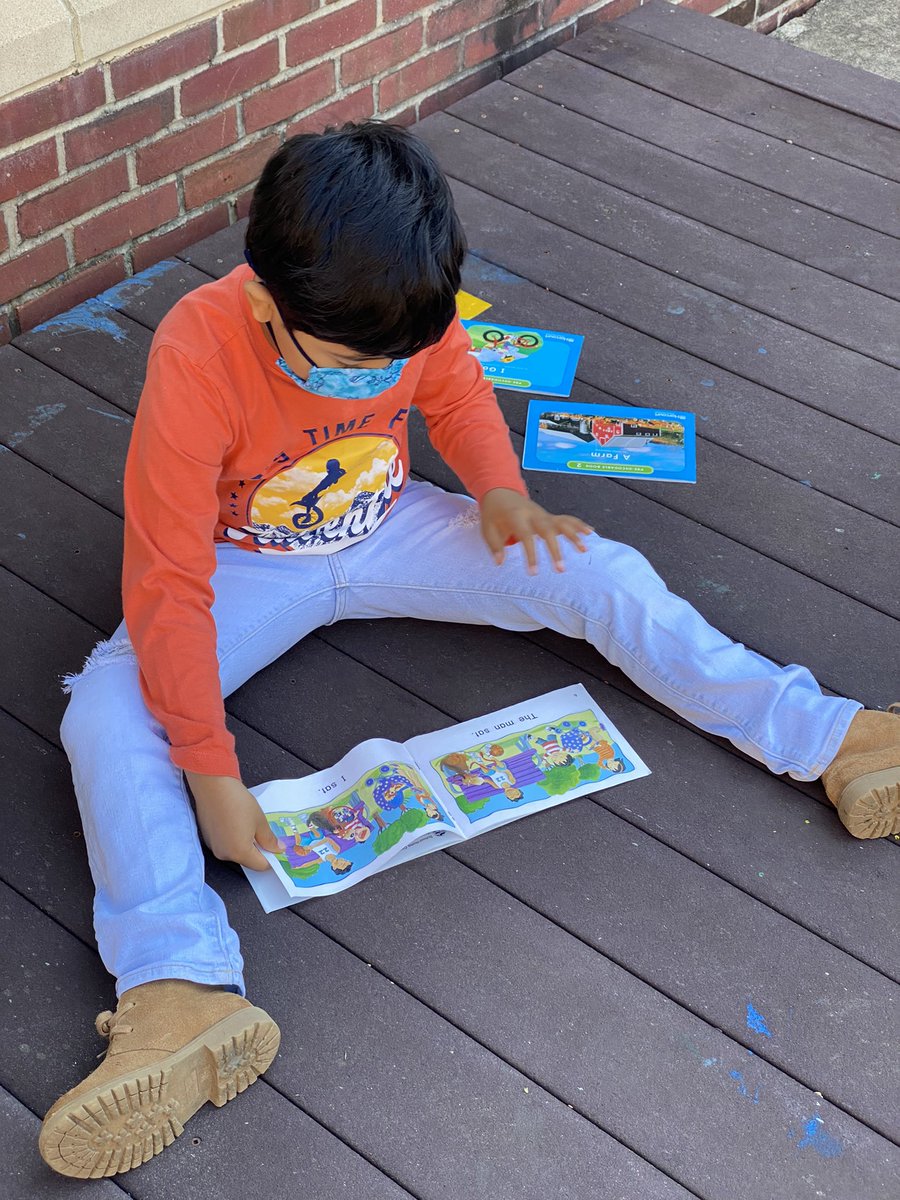 KWBdelli's tweet photo. Students enjoy reading outside!! @KWBStansel #kwbpride https://t.co/NbyKOPAqMV