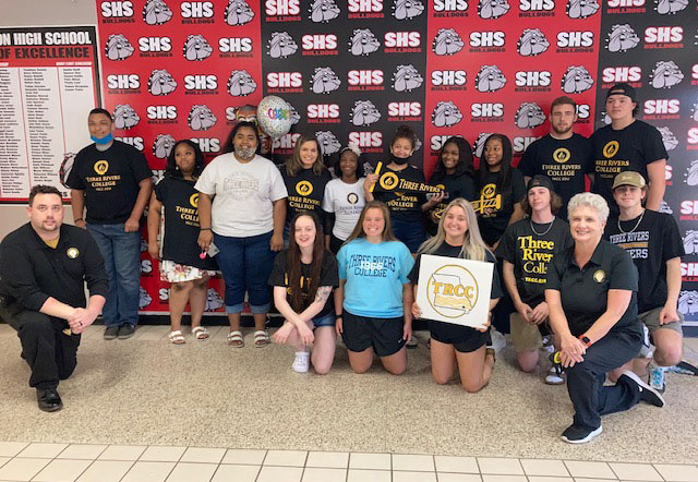 ThreeRivers_MO's tweet photo. Shane Howell and Missy Marshall of TRC-Sikeston visited Sikeston High School to meet with some of the students who have committed to attend Three Rivers in the Fall. Join us in welcoming these new Raiders! #FutureFreshmen #WeAre3Are #threeriverscollege https://t.co/dvnDqlE4fg