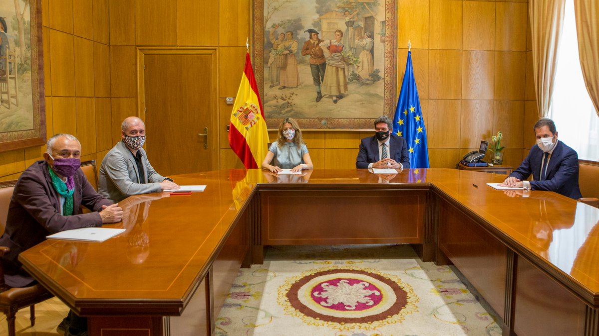 Yolanda_Diaz_'s tweet photo. Hoy hemos rubricado un nuevo #AcuerdoSocial a la altura de nuestro país, que instala el Diálogo Social como método de gobernanza de las relaciones laborales.

Prorrogar los ERTE logra dar certidumbre a las personas trabajadoras y a sus familias. https://t.co/1S4bHd3dmh