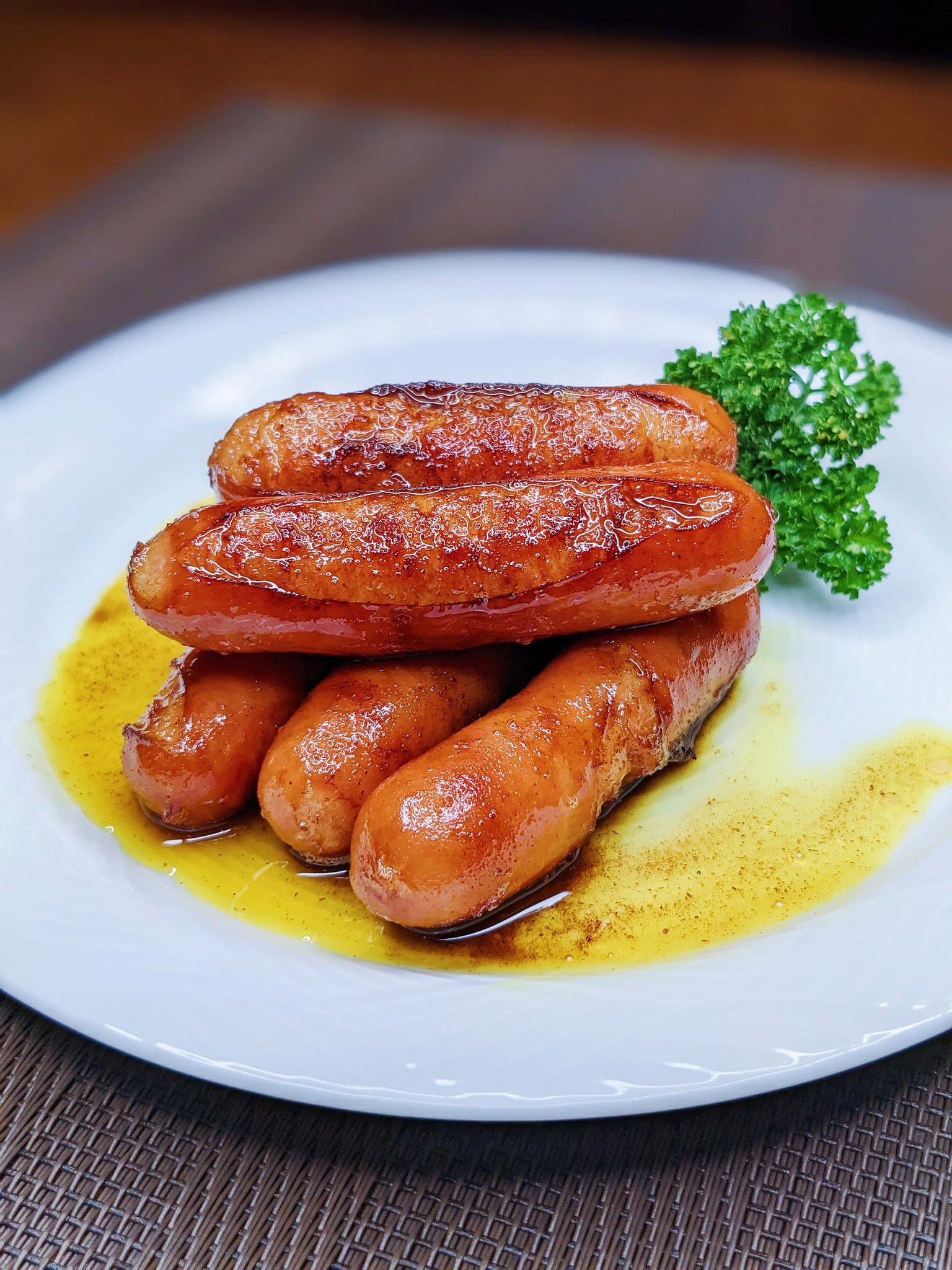 ハマごはん お手軽レシピ お家居酒屋 ウインナーのカレー炒め フライパンにオリーブオイルを入れて 弱火でウインナーを焼く ウインナーが焼けたらカレー粉を入れて弱火で再度焼く 皿に移してブラックペッパーをかけたら完成 おつまみに最適な