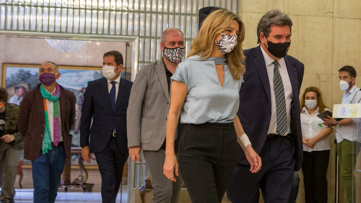 Yolanda_Diaz_'s tweet photo. Hoy hemos rubricado un nuevo #AcuerdoSocial a la altura de nuestro país, que instala el Diálogo Social como método de gobernanza de las relaciones laborales.

Prorrogar los ERTE logra dar certidumbre a las personas trabajadoras y a sus familias. https://t.co/1S4bHd3dmh