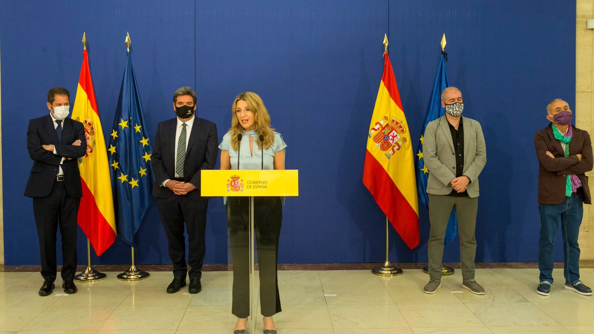 Yolanda_Diaz_'s tweet photo. Hoy hemos rubricado un nuevo #AcuerdoSocial a la altura de nuestro país, que instala el Diálogo Social como método de gobernanza de las relaciones laborales.

Prorrogar los ERTE logra dar certidumbre a las personas trabajadoras y a sus familias. https://t.co/1S4bHd3dmh