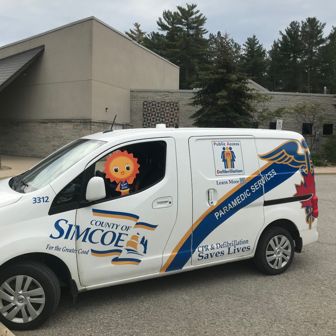 simcoecountyMUS's tweet photo. #LittleRay is rolling with @simcoecountyPS as they travel the county ensuring 700+ public access defibrillator units are ready in the event of an emergency. #paramedicservicesweek #PSWeek #citizenready #PSWeek2021 #WhereIsLittleRayToday
https://t.co/cTHHp9jSWo https://t.co/3EJSFRpkLq