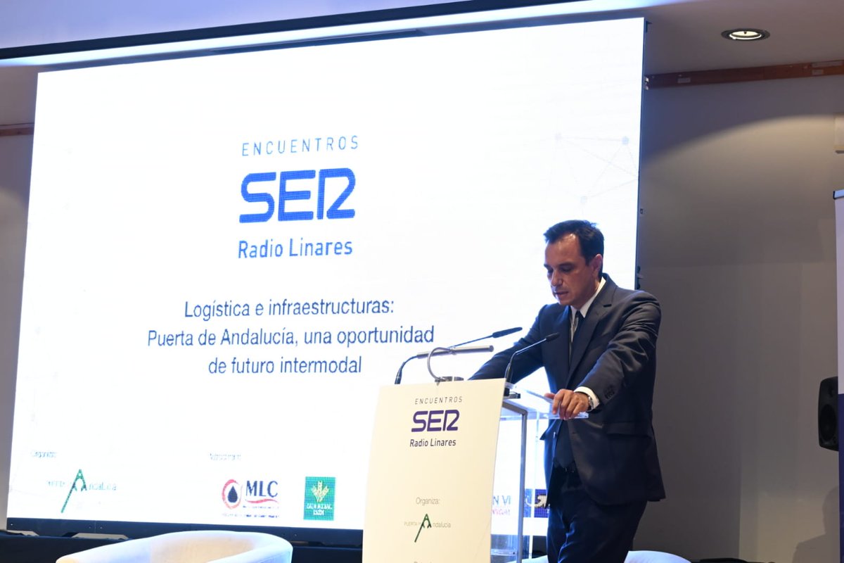 El SG de Infraestructuras, <a href="/svtorron/">Sergio Vázquez</a>, ha destacado la importancia estratégica de la provincia de #Jaén por su localización y su potencial logístico, tecnológico y de transportes, durante el Encuentro de <a href="/La_SER/">Cadena SER</a> sobre logística e infraestructuras en la Puerta de Andalucía.