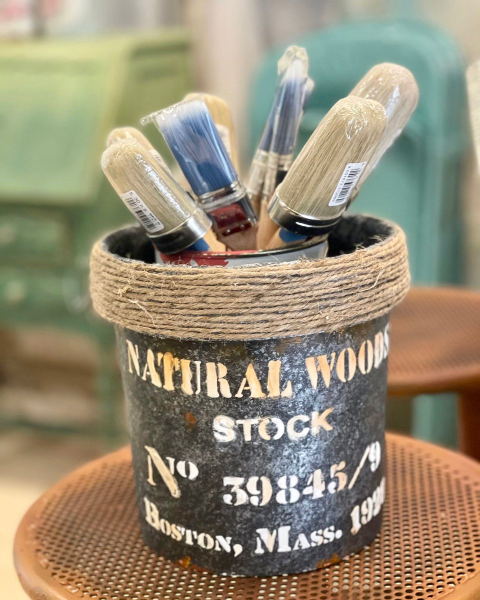 Hoy 17h30, <a href="/creativissim/">@creativissim</a> y <a href="/sandrallabres/">Sandra Llabrés</a> nos lleva al taller de #KarinaCapatto y juntas nos proponen un proyecto que nos encanta:reciclar los botes de pintura de las paredes y convertirlos en bonitos contenedores gracias a esta técnica decorativa “efecto galvanizado industrial”