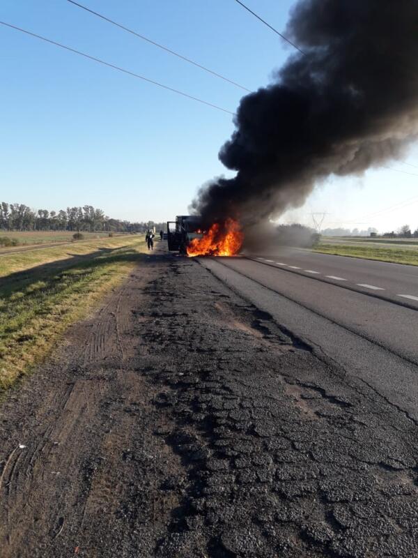radiosramallo's tweet photo. AHORA: Se incendió un camión en la autopista
https://t.co/vV1FYh8Owf

#Policiales #bombero #camion #home #incendio #ruta9 #transito #RamalloInforma https://t.co/QNNkkxPsUz