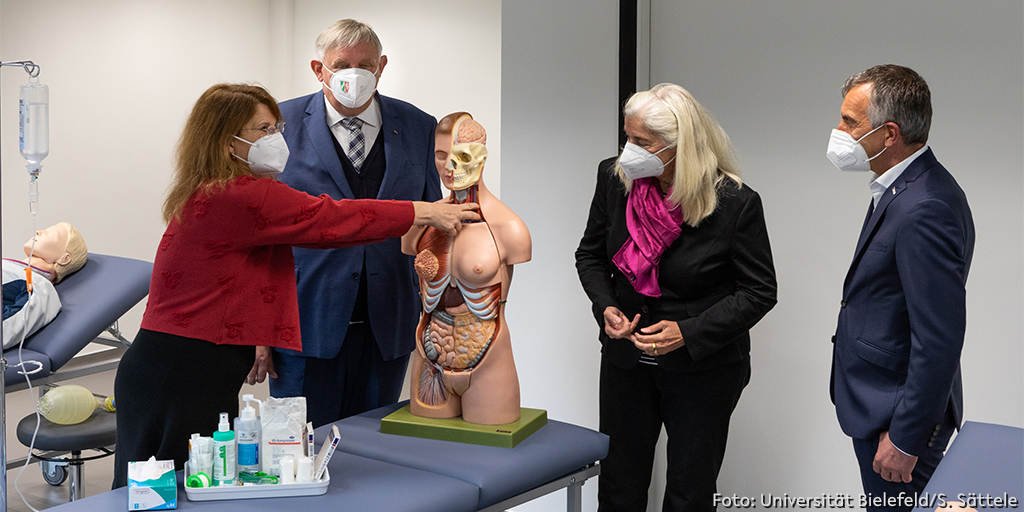 unibielefeld's tweet photo. Alles startklar für die ersten 60 Studierenden, die im Oktober ihr Medizinstudium an der @unibielefeld beginnen. Vom Aufbau der Medizinischen Fakultät OWL machten sich heute die Minister Karl-Josef Laumann und Isabel Pfeiffer-Poensgen vor Ort ein Bild: https://t.co/givz102wZ7 https://t.co/32H6BnseZr