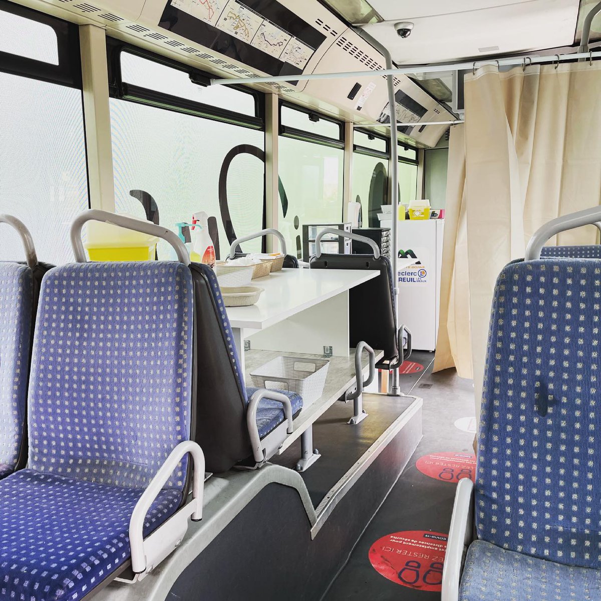 Villedemeaux's tweet photo. Demain, le Vacci Bus sera présent à la verrière sur le parking d’O marché Frais à #Meaux de 10h à 17h. 
Les personnes de + de 18 ans pourront se faire vacciner sans RDV.

Psst ! Le centre de vaccination du Colisée est dorénavant ouvert 7j/7 de 9h30 à 18h 👉https://t.co/WMnKUatckI https://t.co/YN18aa9U2M