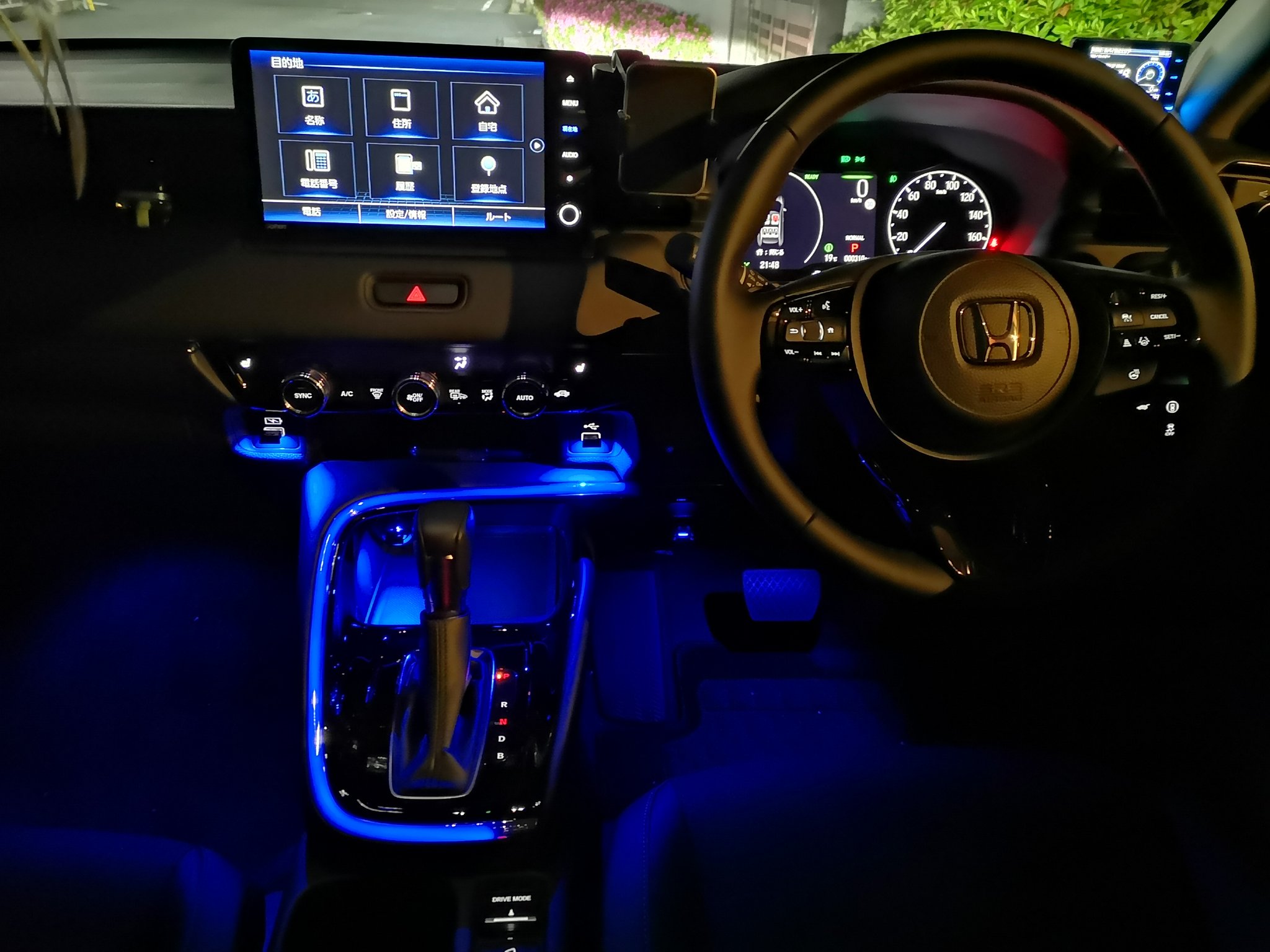 ヴェゼルくん Busokunc 色々チェックしてますねぇー そうです ダッシュボードに貼り付けるスマホホルダーです 取り付けは全く問題ないですが ナビとメーターフードの間が狭いので土台の大きさは確認して購入をオススメしますよ Twitter