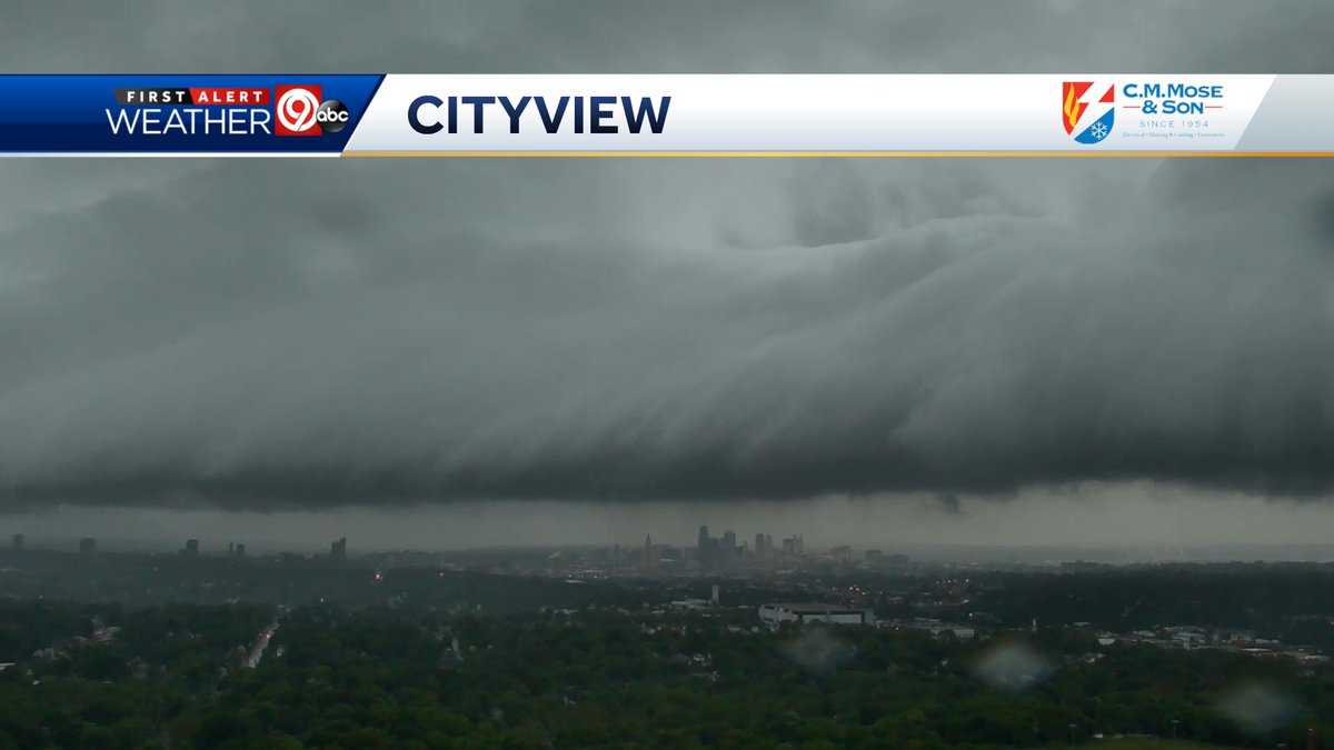KatieHornerKMBC's tweet photo. Another shelf cloud moving over KC this morning. It is bringing heavy rain and gusty wind. #kmbc9 https://t.co/WZd99sJnOf