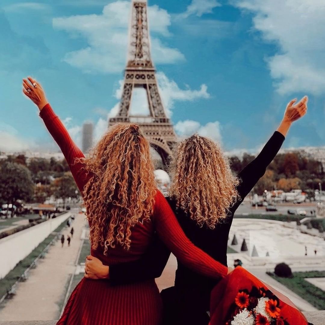 Take us to Paris 🥰 gorgeous curl inspo @aliyahrahal 
Where would you like to travel to this Summer?