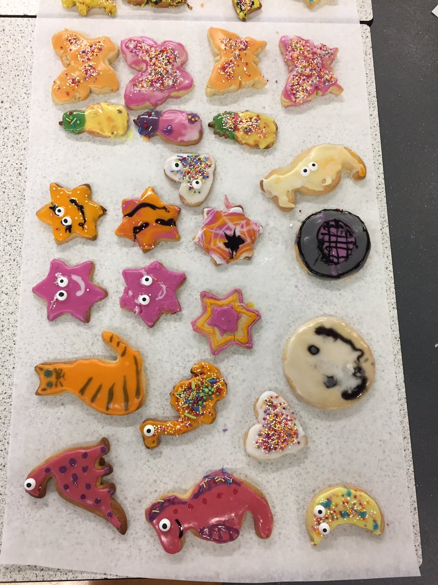 HHS_Design_Tech's tweet image. Our year 7 Masterchef club had a great time decorating their biscuits on #worldbakingday2021 !